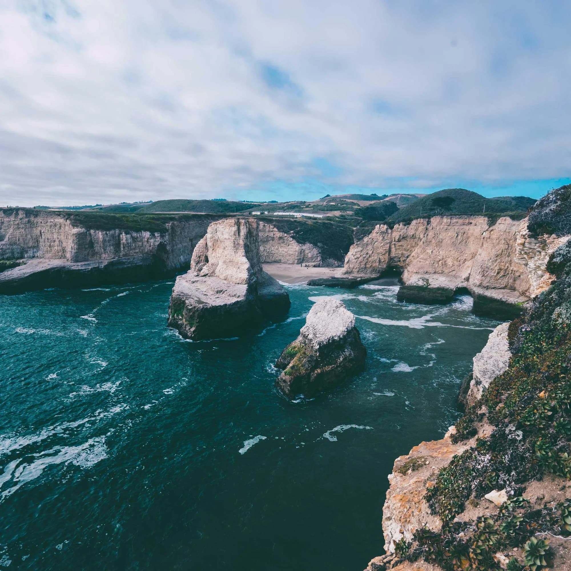 Falaises blanches et criques turquoise vues d’en haut