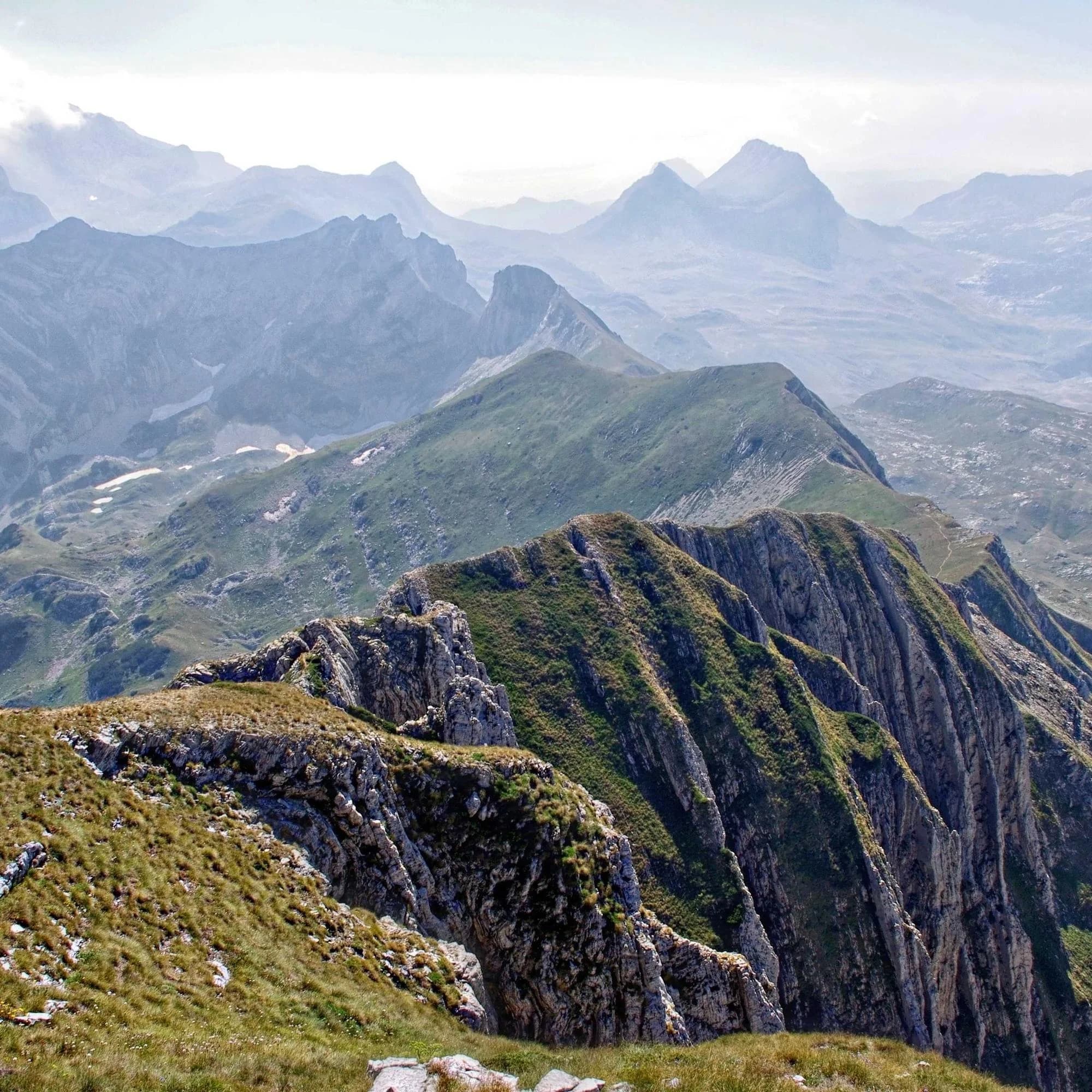 Arête rocheuse au-dessus d’une mer de nuages