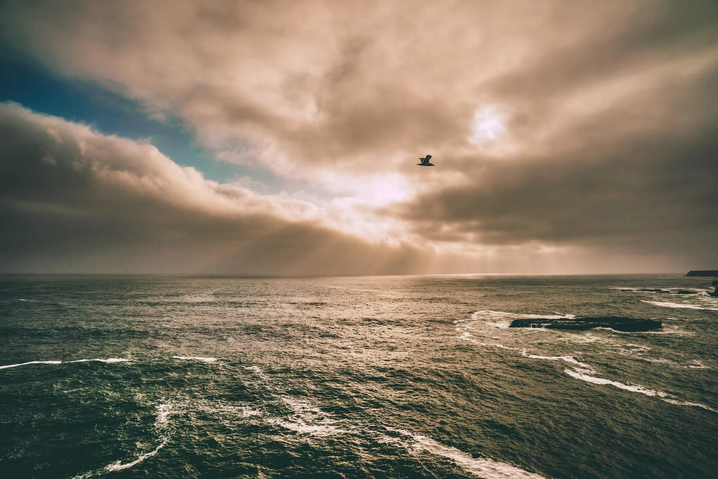 Ciel orageux doré au-dessus de la mer